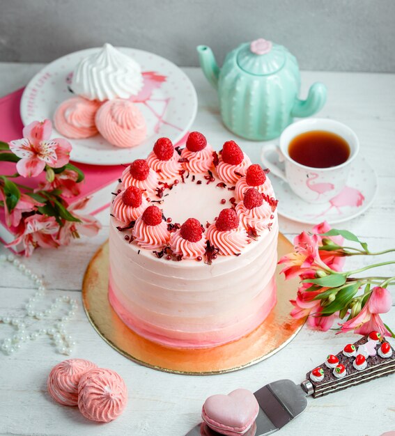 Cake geolied met witte room en gegarneerd met aardbeien