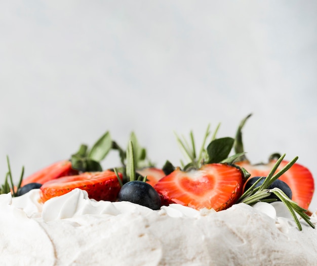 Gratis foto cake met aardbeien close-up