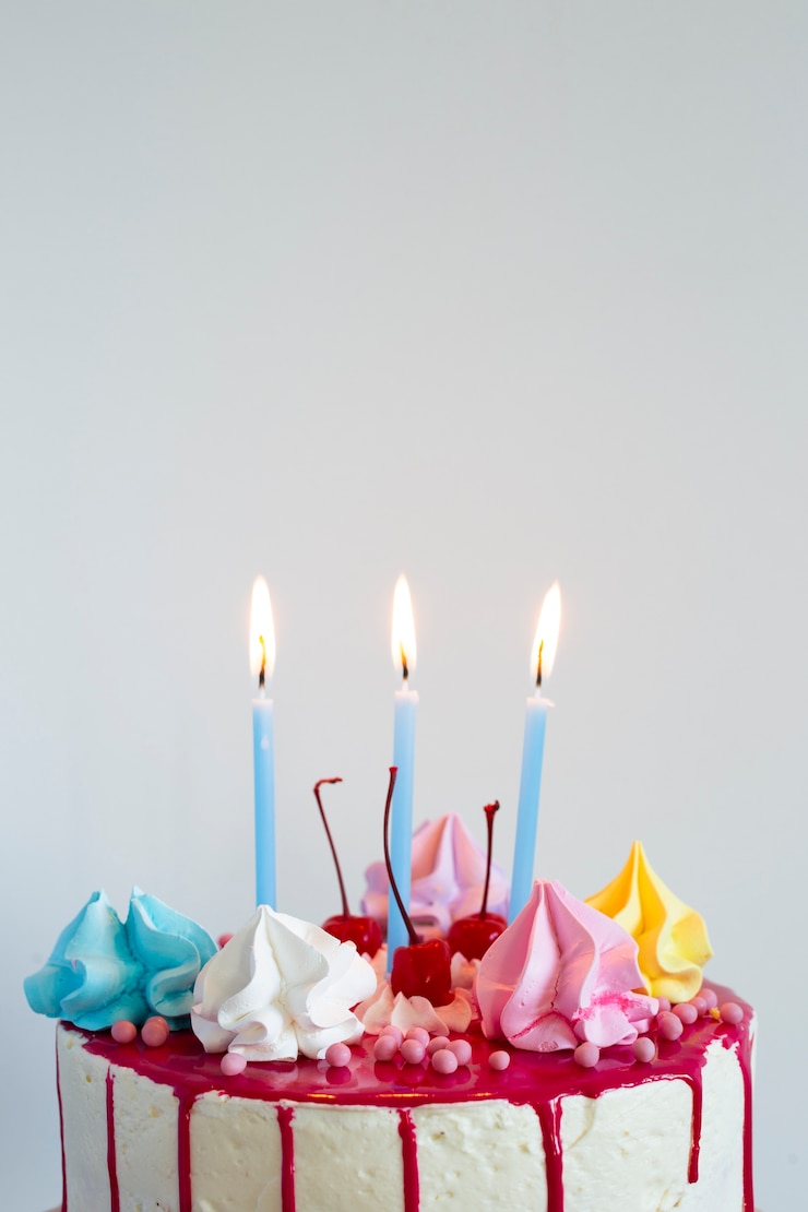 Gratis Foto cake met glazuur en aangestoken kaarsen