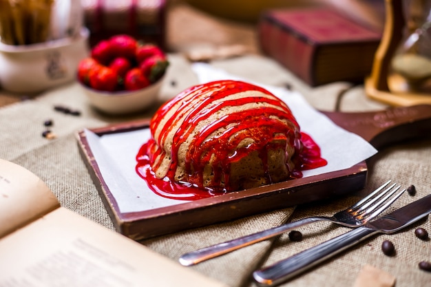 Gratis foto cake met het zijaanzicht van de aardbeijam