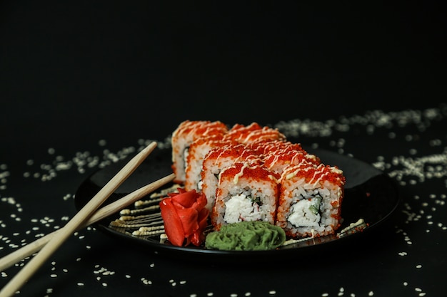 Californië roll krab roomkaas gember wasabi zijaanzicht