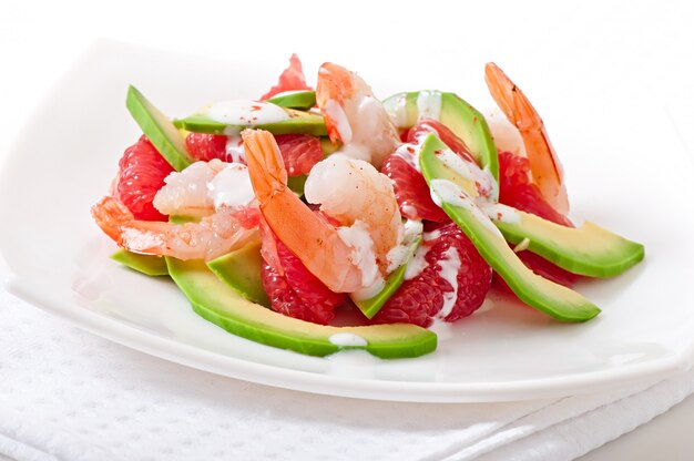 Californische salade - een mix van avocado, grapefruit en garnalen, gekruid met cayennepeperyoghurt