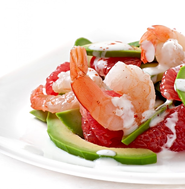 Californische salade - een mix van avocado, grapefruit en garnalen, gekruid met cayennepeperyoghurt