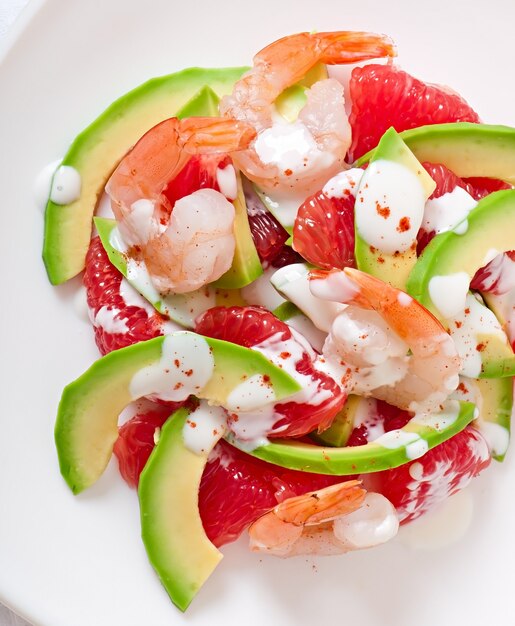 Californische salade - een mix van avocado, grapefruit en garnalen, gekruid met cayennepeperyoghurt