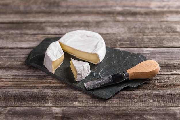 Gratis foto camembert kaas op leisteen plaat