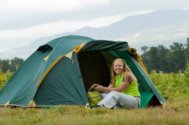 Camping gelukkige vrouw
