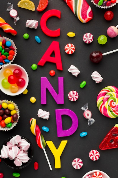 Gratis foto candy belettering met heerlijke snoepjes rond