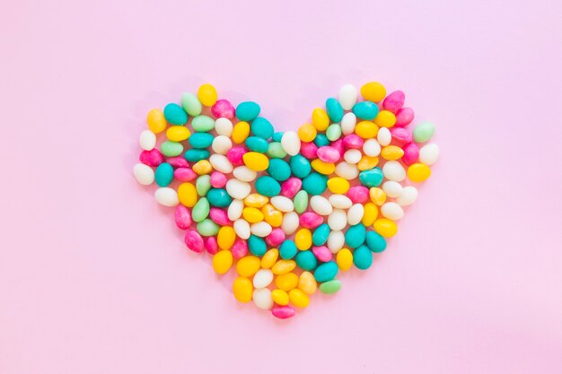 Candy kleurrijk hart op roze tafel