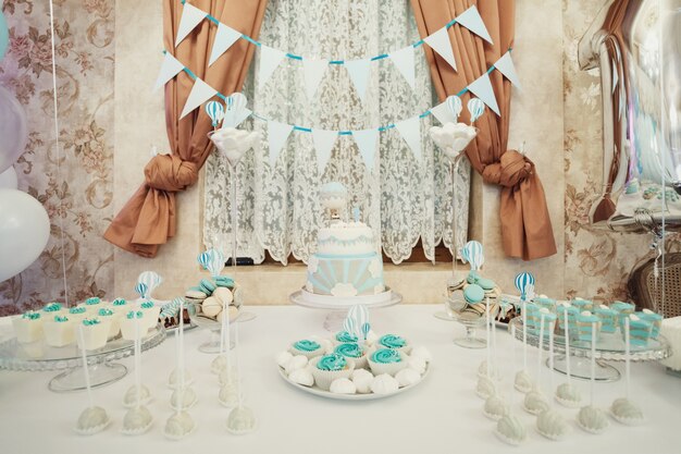 Candybar geserveerd in witte en blauwe kleuren