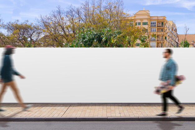 Canvas hek in een straat met lopende mensen