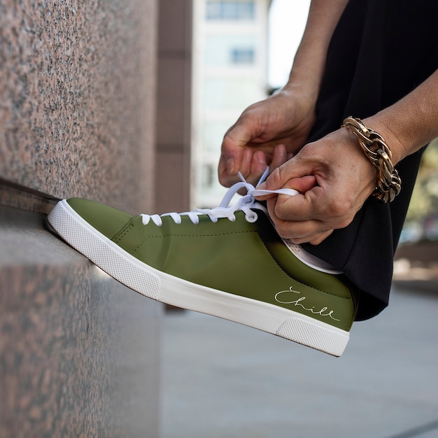 Gratis foto canvas sneakers groen model veters strikken kleding advertentie