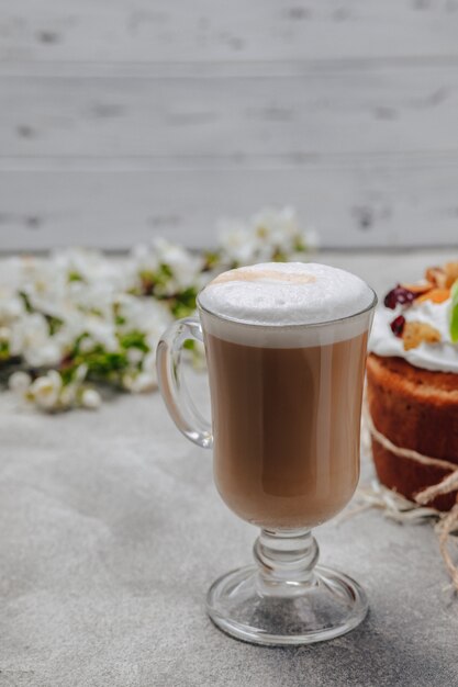 Cappuccino in een luxe glas met een taart