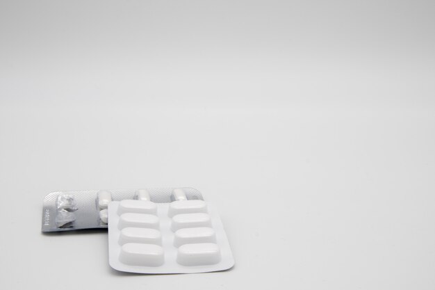 Capsules / pillen / tabletten die op wit worden geïsoleerd