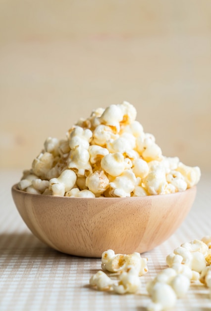 Gratis foto caramel popcorn op tafel