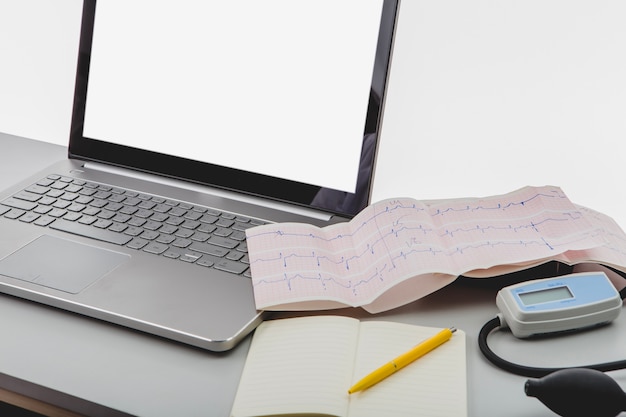 Gratis foto cardiogram op laptop