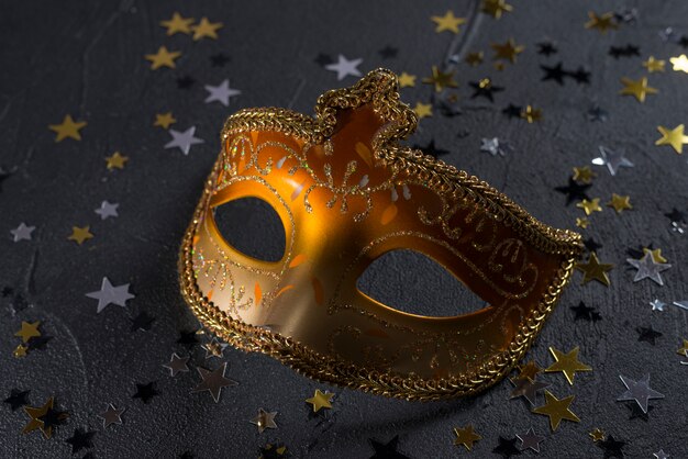Carnaval-masker met kleine lovertjes op zwarte lijst