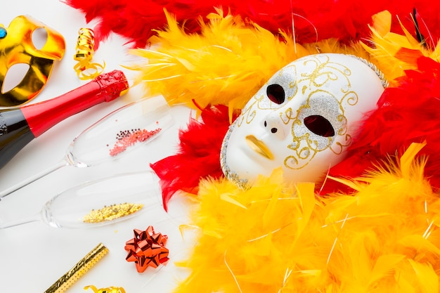 Gratis foto carnaval-masker met veren en champagne