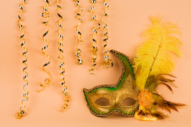 Gratis foto carnaval-masker met veren