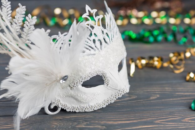 Carnaval-masker op houten lijst