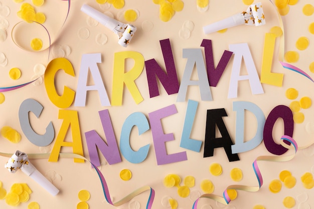 Carnaval met confetti bovenaanzicht geannuleerd