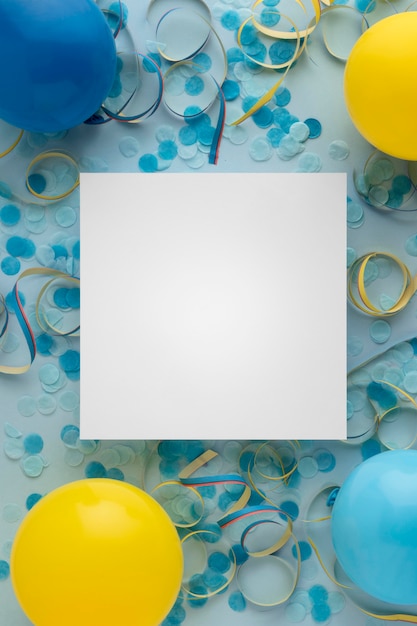 Gratis foto carnaval papier blauwe confetti en ballonnen kopie ruimte