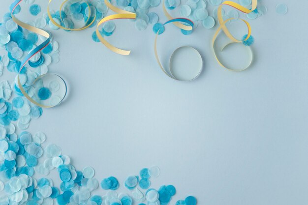 Carnaval-papier blauwe confetti en linten kopiëren ruimte