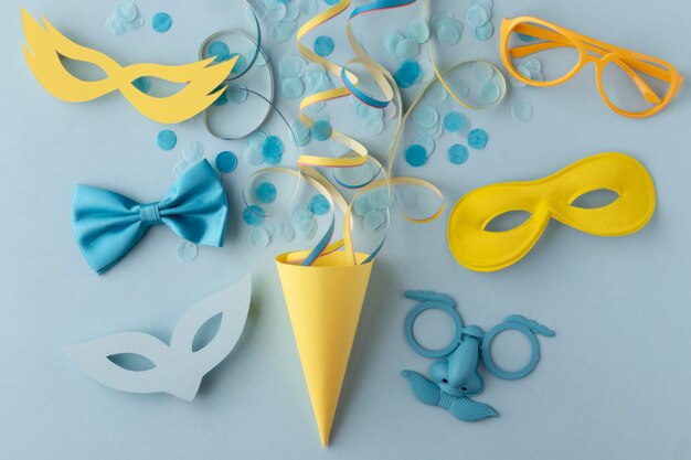 Carnaval schattig masker en feestmuts met confetti