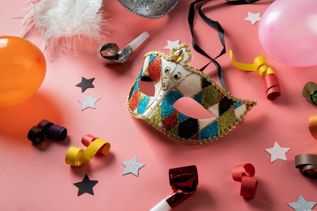 Carnavalsmasker omringd door confetti