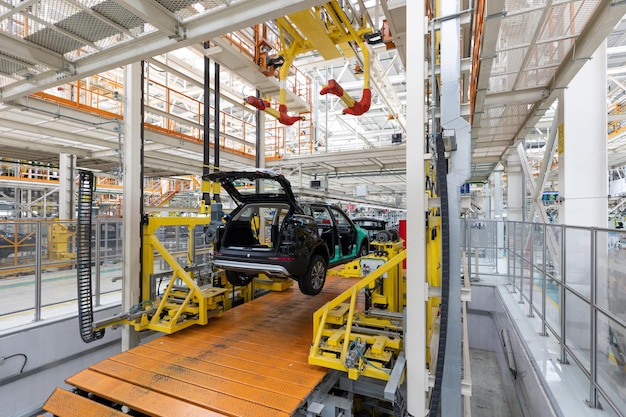 Carrosserieën staan aan de lopende band Fabriek voor de productie van auto's Moderne auto-industrie Een auto wordt gecontroleerd voordat deze wordt geverfd in een hightech-onderneming