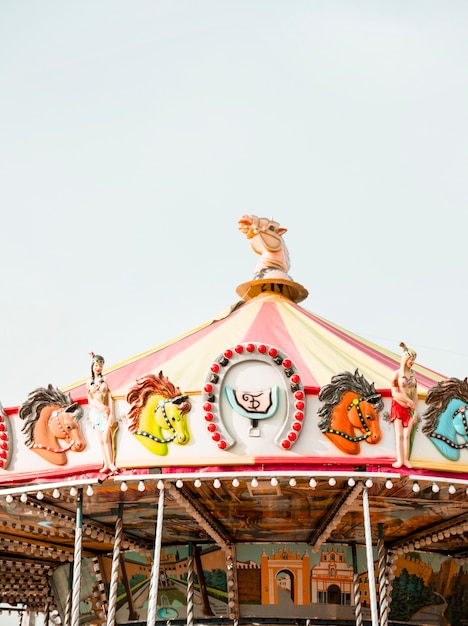Carrousel bij pretpark tegen hemel
