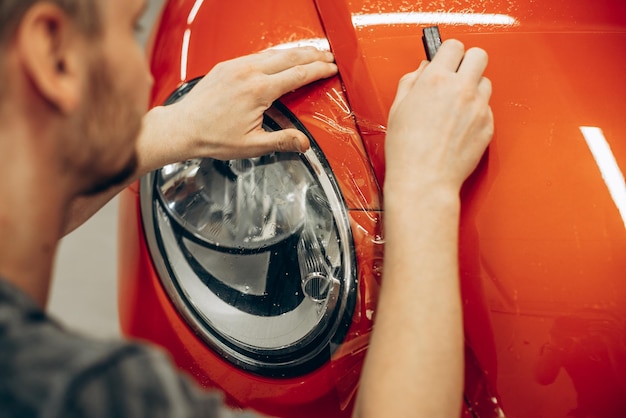 Gratis foto carwrapping met folie bij autoservice