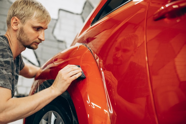 Gratis foto carwrapping met folie bij autoservice