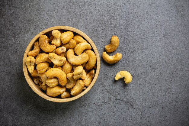 Cashewnoten met zout in kom op tafel