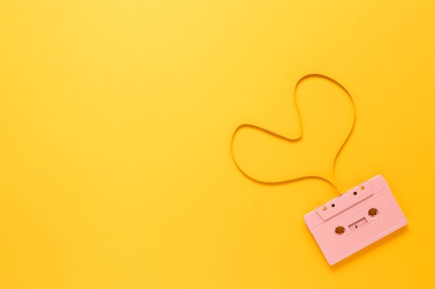 Cassette op gele achtergrond met exemplaarruimte