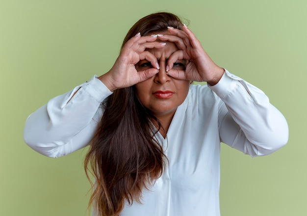 Casual blanke vrouw van middelbare leeftijd die blikgebaar toont