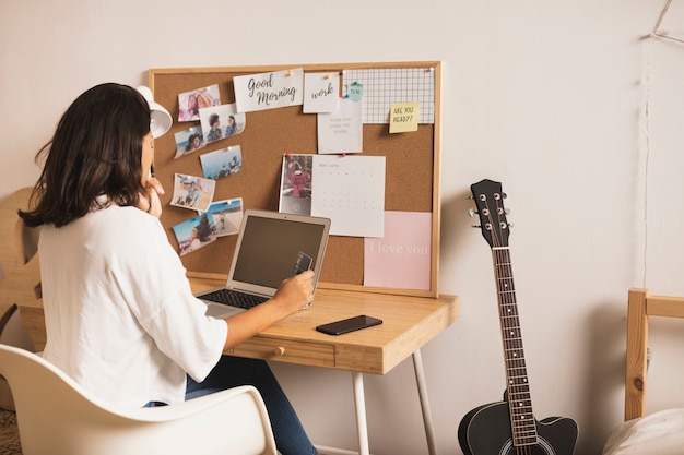 Gratis foto casual geklede vrouw die vanuit huis werkt