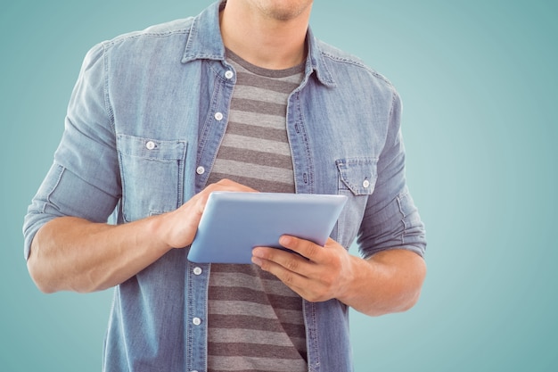 Casual man met tablet