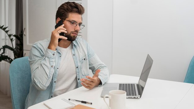 Casual volwassen mannetje dat vanuit huis werkt