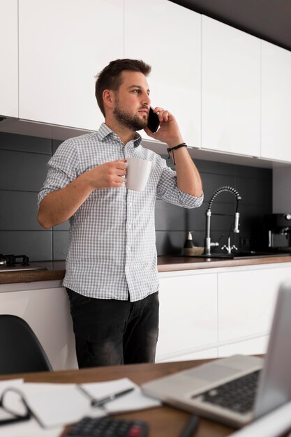 Casual volwassen mannetje praten aan de telefoon