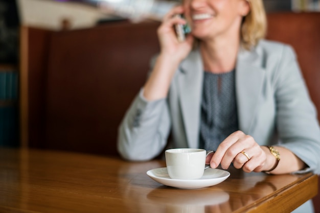 Casual vrouw is aan het praten over de telefoon