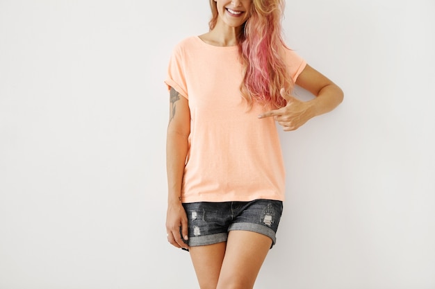 Gratis foto casual zomer outfit op jonge vrouw