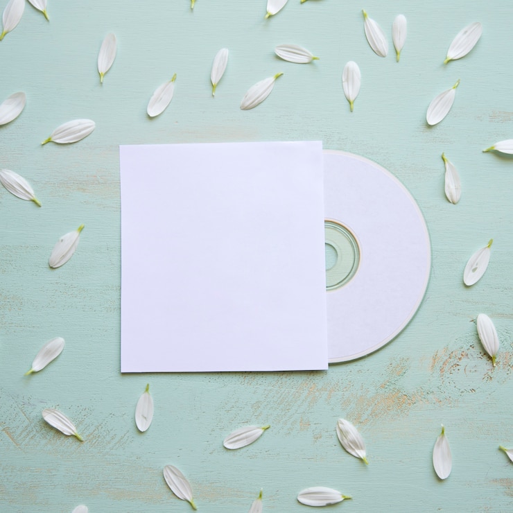 Gratis Foto cd-mockup met witte bloemblaadjes