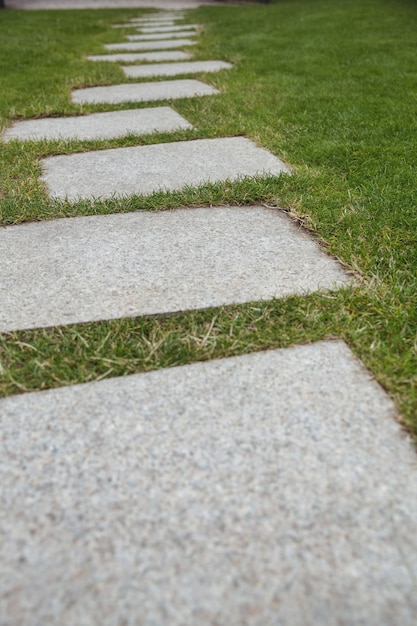 Cement loopbrug in de tuin