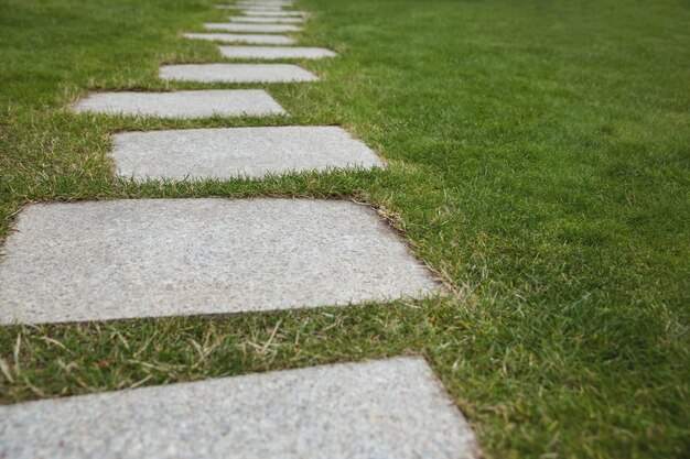 Cement loopbrug in de tuin