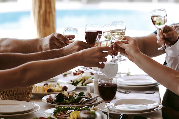 Champagne drinken prachtige kristallen jonge