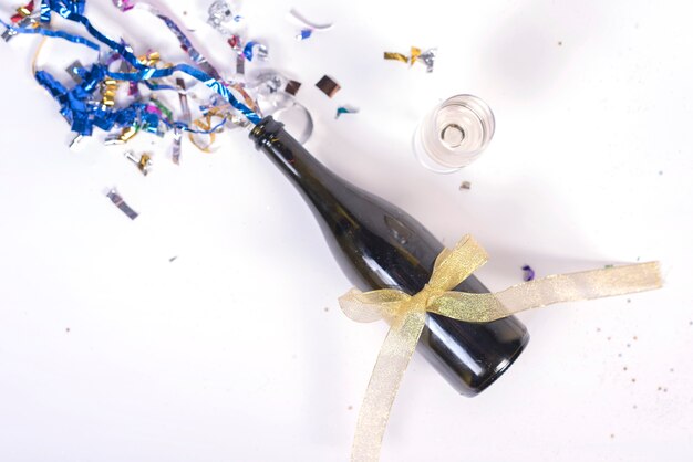 Champagne fles gedecoreerd met confetti en lint