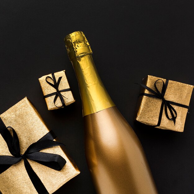 Champagnefles met geschenken