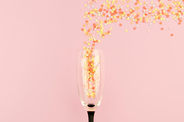 Gratis foto champagneglas gevuld met glitters