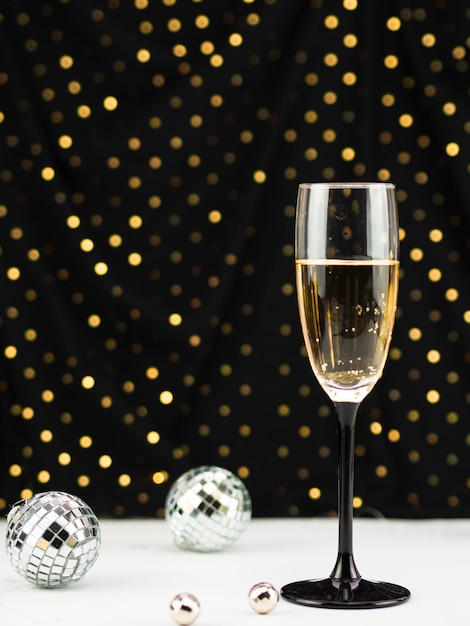 Champagneglas met bollen en gouden stippen