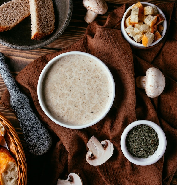 Champignonroomsoep met crackers bovenaanzicht op de tafel